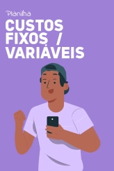 Homem olhando para o celular e torcendo