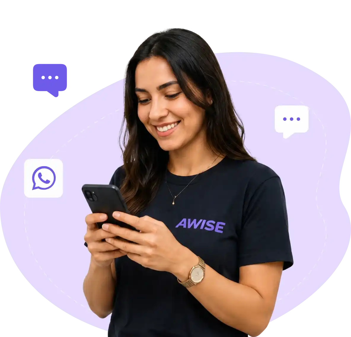 Atendente Awise sorrindo enquanto usa o celular