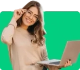 mulher mexendo no computador
